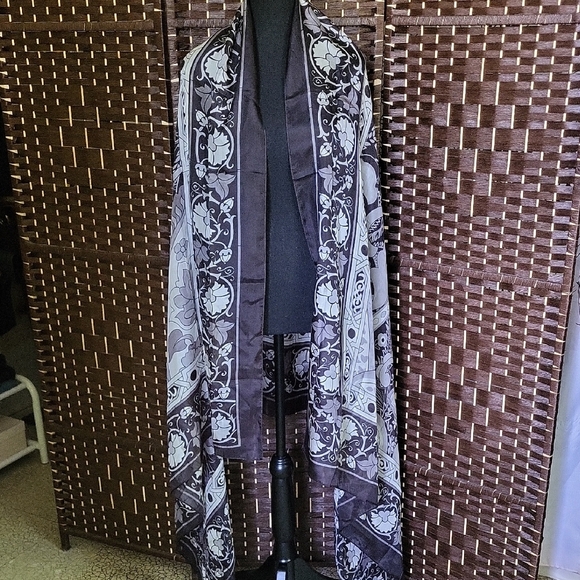 Elegant Black and White Patterned Shawl - Picture 1 of 8